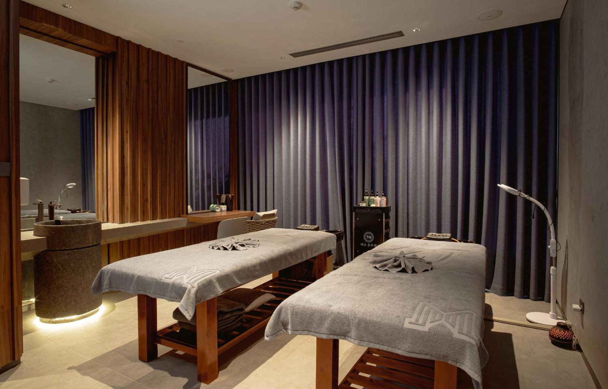 M Hotel Danang Kültér fotó A treatment room at the spa