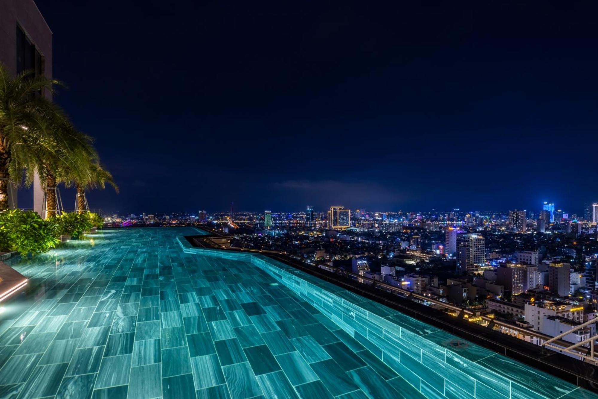 M Hotel Danang Kültér fotó Infinity pool at the 33rd floor of the hotel
