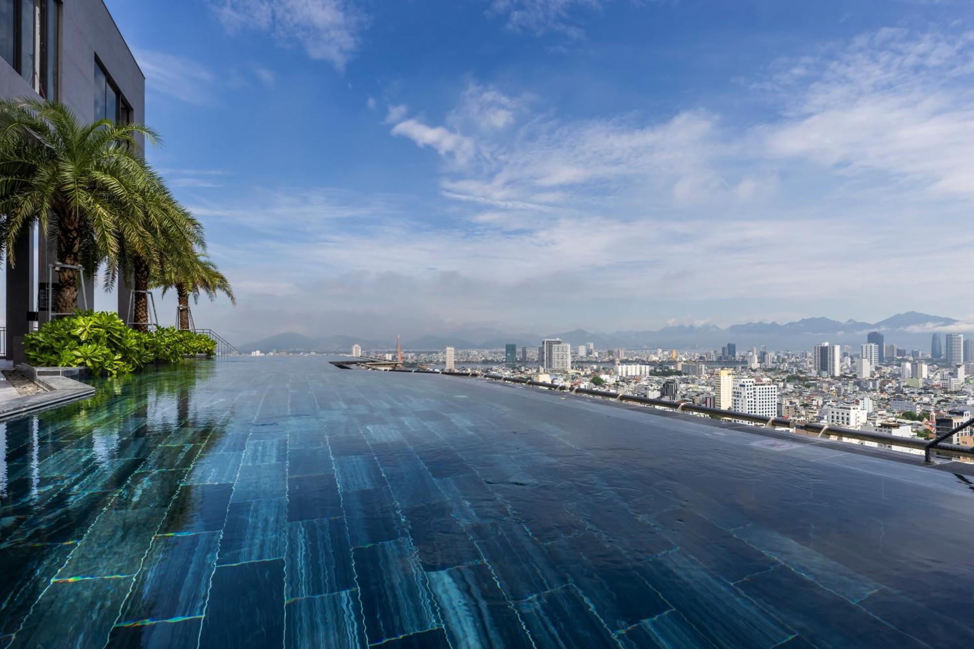 M Hotel Danang Kültér fotó Infinity pool at the top of the building