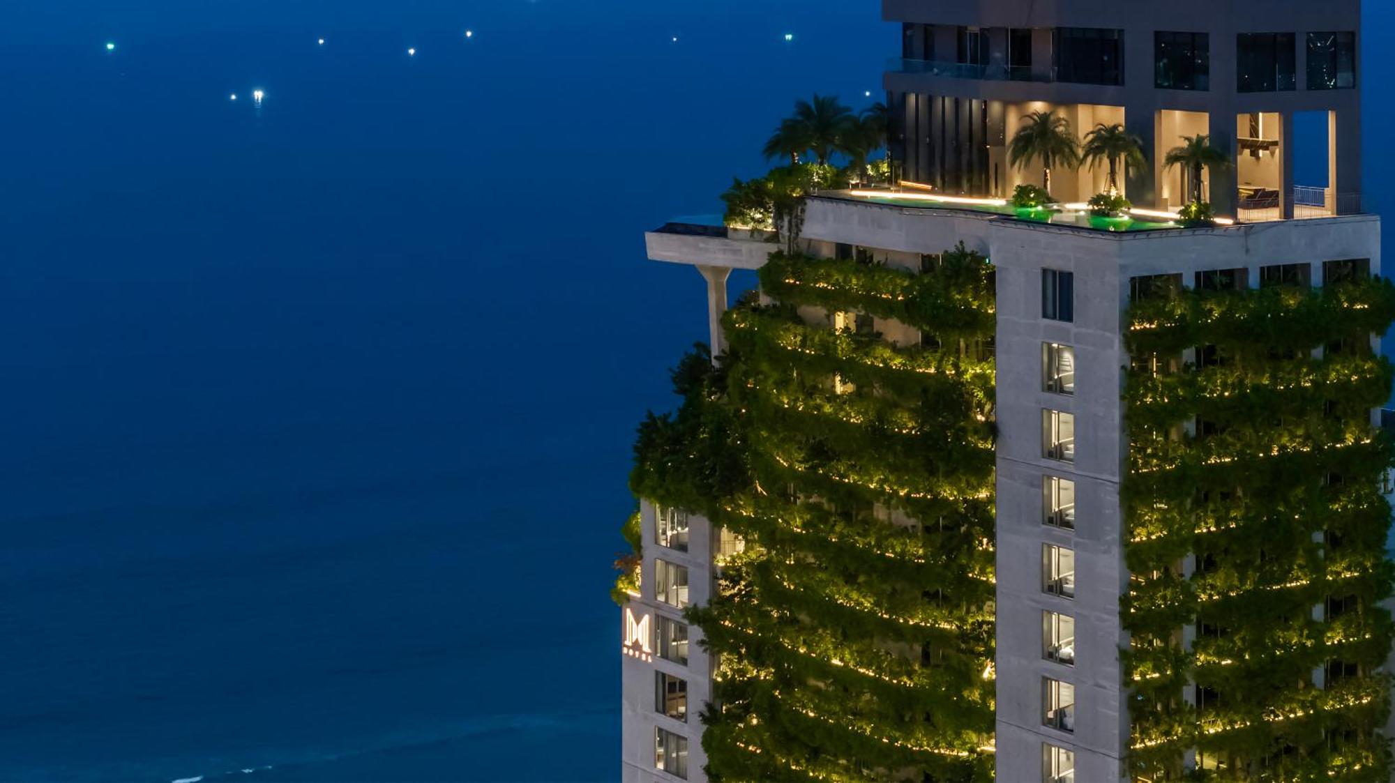 M Hotel Danang Kültér fotó The vertical forest at night
