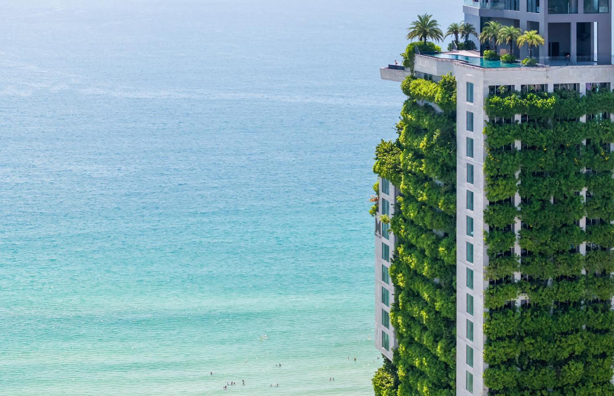 M Hotel Danang Kültér fotó The vertical garden at The Ivy