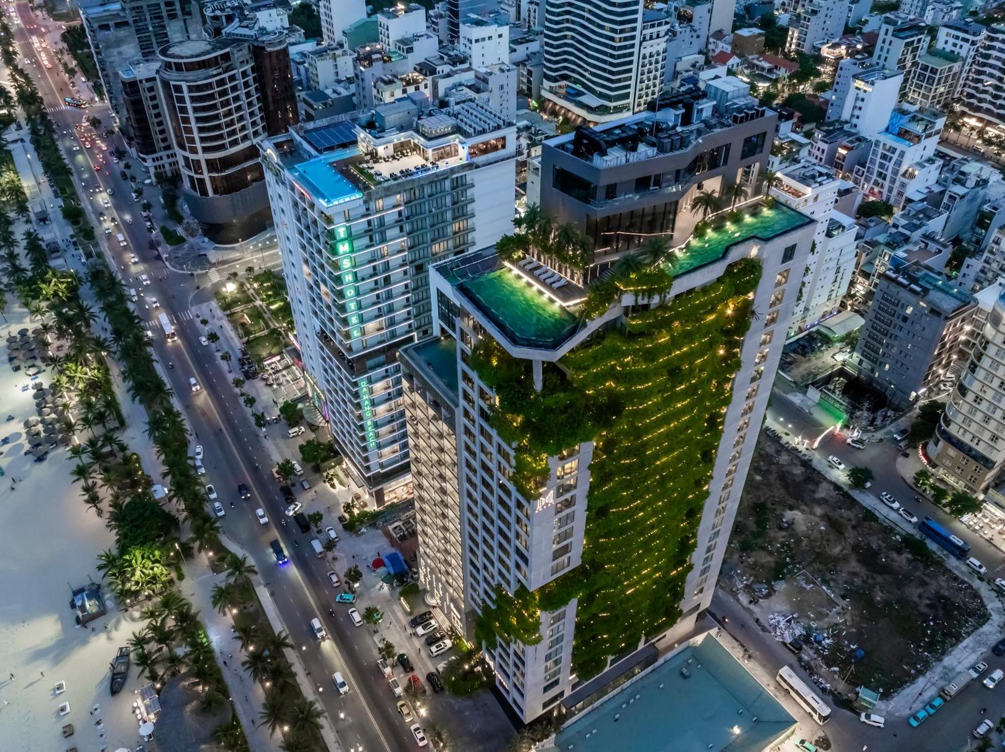 M Hotel Danang Kültér fotó The green wall at The Park