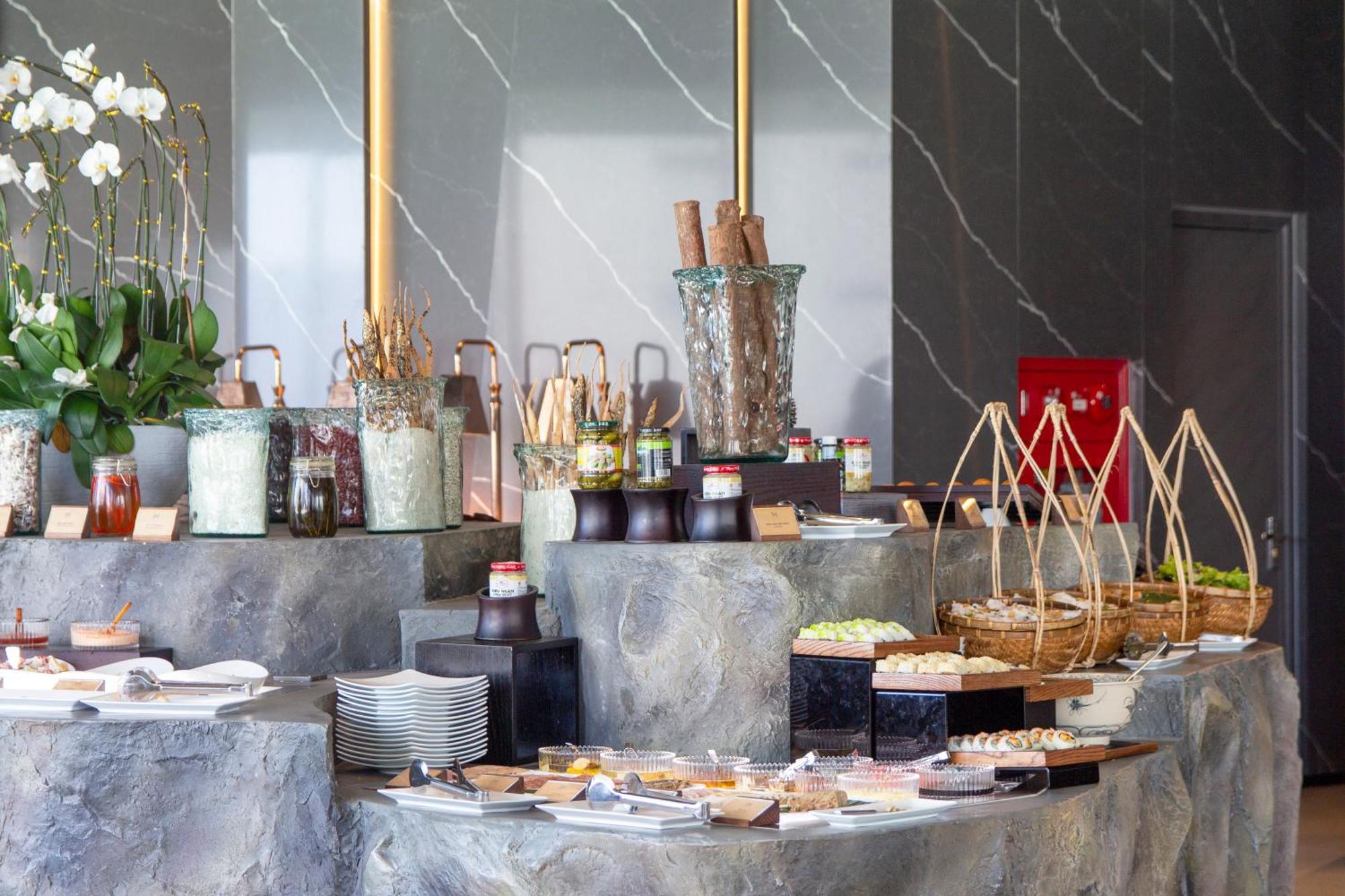 M Hotel Danang Kültér fotó A buffet at a hotel